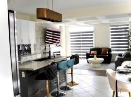 Luxury, Home Away from Home, hotel v destinaci Brampton