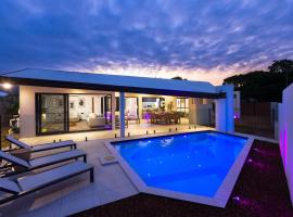 Luxury Sunny Oasis with Pool, SUV Hire, Near Marina, cottage ở Trinity Beach