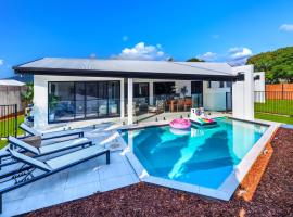 Luxury Sunny Oasis with Pool, SUV Hire, Near Marina, hotel u gradu Triniti Bič