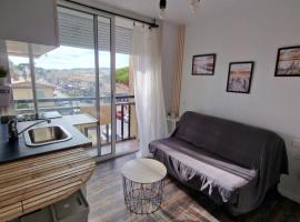 Les sablettes front de Mer Tour Fernand pouillon provence plage, hotel in La Seyne-sur-Mer