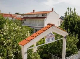 Apartment Daisy- excellent location close to Rab
