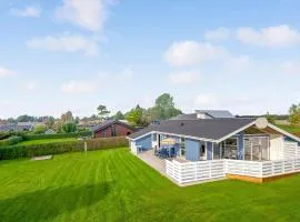 Awesome Home In Juelsminde With Kitchen