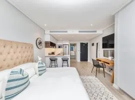 Stunning 22nd Floor Apt with Rooftop Pool & City Views 16onBree