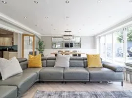 Luxury 5-Bedroom Home Sleeps 11 in Theydon Bois
