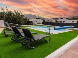 Villa Volcan2 Rural Private Pool la Oliva by Holidays Home