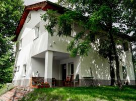 Leśny Dworek, casa rústica em Żary