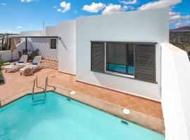 Bungalow María de Timanfaya - Sea and Mountains Views, Pool, WiFi, 15 minutes walk to Marina Rubicón, hotel in Playa Blanca
