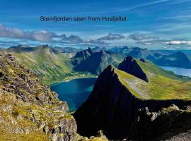 Rural life on the rough coastline of Senja, hotel de playa en Skaland