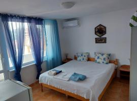 Стаи за гости WEST, hotel v destinaci Pomorie