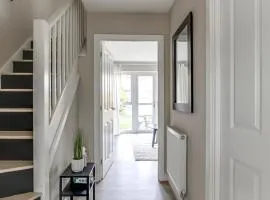 Modern, spacious house near town