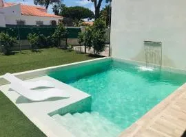 Chalet blanco con piscina privada