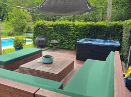 Villa in the forest of Amsterdam with Pool, hotel v destinaci Velsen-Zuid