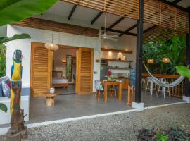 Villa Lapa - Pool - 10-Min Walk to Shore, hotel din Punta Uva