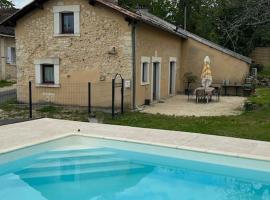 Maison avec piscine en Périgord, hotel i Mensignac