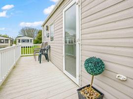 Sunscape Lodge, holiday park in Corton