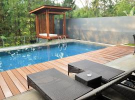 Hikari Hill View Villa 7 Bedrooms With a Private Swimming Pool and a Billiard Table, hotel di Bandung
