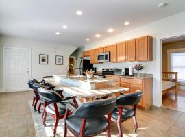 All-Season Ludlow Apartment: 3 Mi to Okemo Resort!, hotell i Ludlow