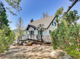 Lake Arrowhead Cabin with Hot Tub and Mountain Views!, ξενοδοχείο σε Lake Arrowhead