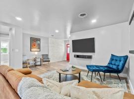 BlueBonnet Bungalow - Hot Tub & Fire Pit, hotel em Fredericksburg