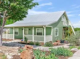 Howdy Haus - Pool Hot Tub Game Room & Glam Room