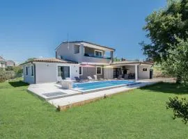 Villa Vala with a large yard near Pula