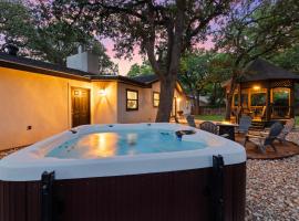 The 309 Retreat - Hot Tub & Fire Pit, hotel in Fredericksburg