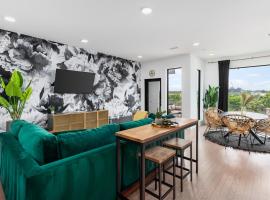 Brīvdienu dzīvoklis River View High-End Condo with Private Patio and FREE Parking pilsētā Na&scaron;vila