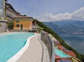 EnjoyIseoLake - Beatrice - vibrant flat with Lake view, hotelli kohteessa Parzanica