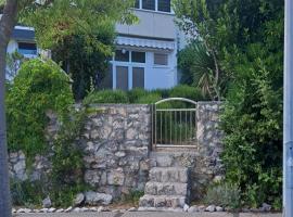 Apartment Sara M, beach hotel in Gajac