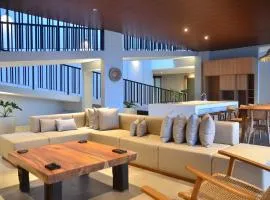 Green Hill Mountain City View Villa 8 bedrooms with a private heated swimming pool and a movie room