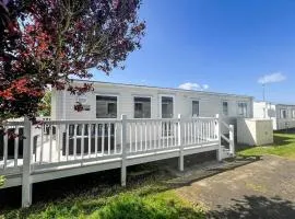Stunning Caravan With Large Decking Close To Scratby Beach In Norfolk Ref 50017j