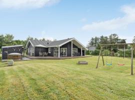 3 Bedroom Cozy Home In Tarm, хотел в Tarm