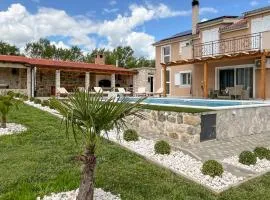 Awesome Home In Ruzic With Jacuzzi