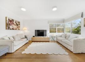 3-Bed Family Haven with Garden & BBQ Area, vila v destinaci Canberra