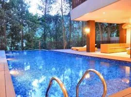 Radiance Hill View Villa 10 Bedrooms With a Private Heated Swimming Pool and a Billiard Table