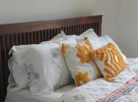 The Woodlands Hideaway - Warm & Cosy Acreage Guesthouse