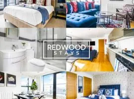 Penthouse Apartments In Town Centre, FREE Parking & Balcony By REDWOOD STAYS