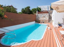 White-Blue Luxury Villa 1, hotel a Pefkali