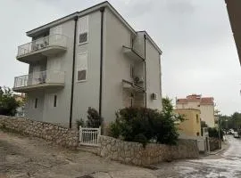 House 100m from the beach with free parking and breakfast