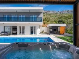 Villa Hill with private 32sqm heated pool and hydro-massage, 4 en-suite bedrooms, 200m from the sandy beach