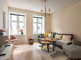 City Central 2BR Apartment Next to the Lakes