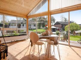 Modernt hus nära natur & stad, hotel i Viskafors