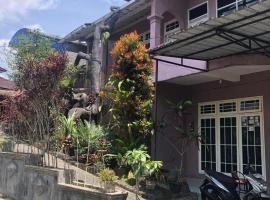 Siti's Guest House, hotel v destinaci Kalianget
