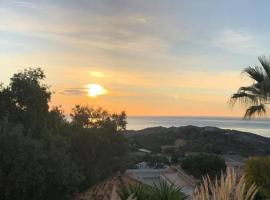 Sea & mountain view Marbella، فندق في أُوخين