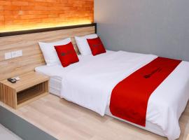 RedDoorz at Hotel DPraya Pati, hotel v destinaci Pati