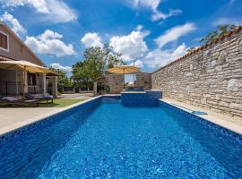 Family retreat House Begonija with pool and BBQ, hotel di Burići