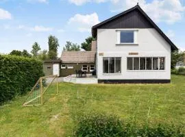 4 Bedroom Gorgeous Home In Aakirkeby