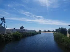 Mobil Home bord d'eau Camping 4 étoiles Les Viviers