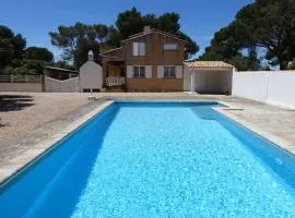 Grande chambre d'hôte dans maison provençale avec piscine