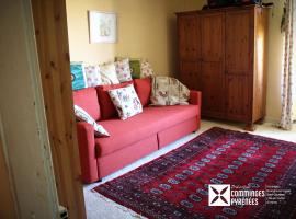 Chambre KIKO - Vue sur jardin et montagne AURIGNAC, hotel in Aurignac